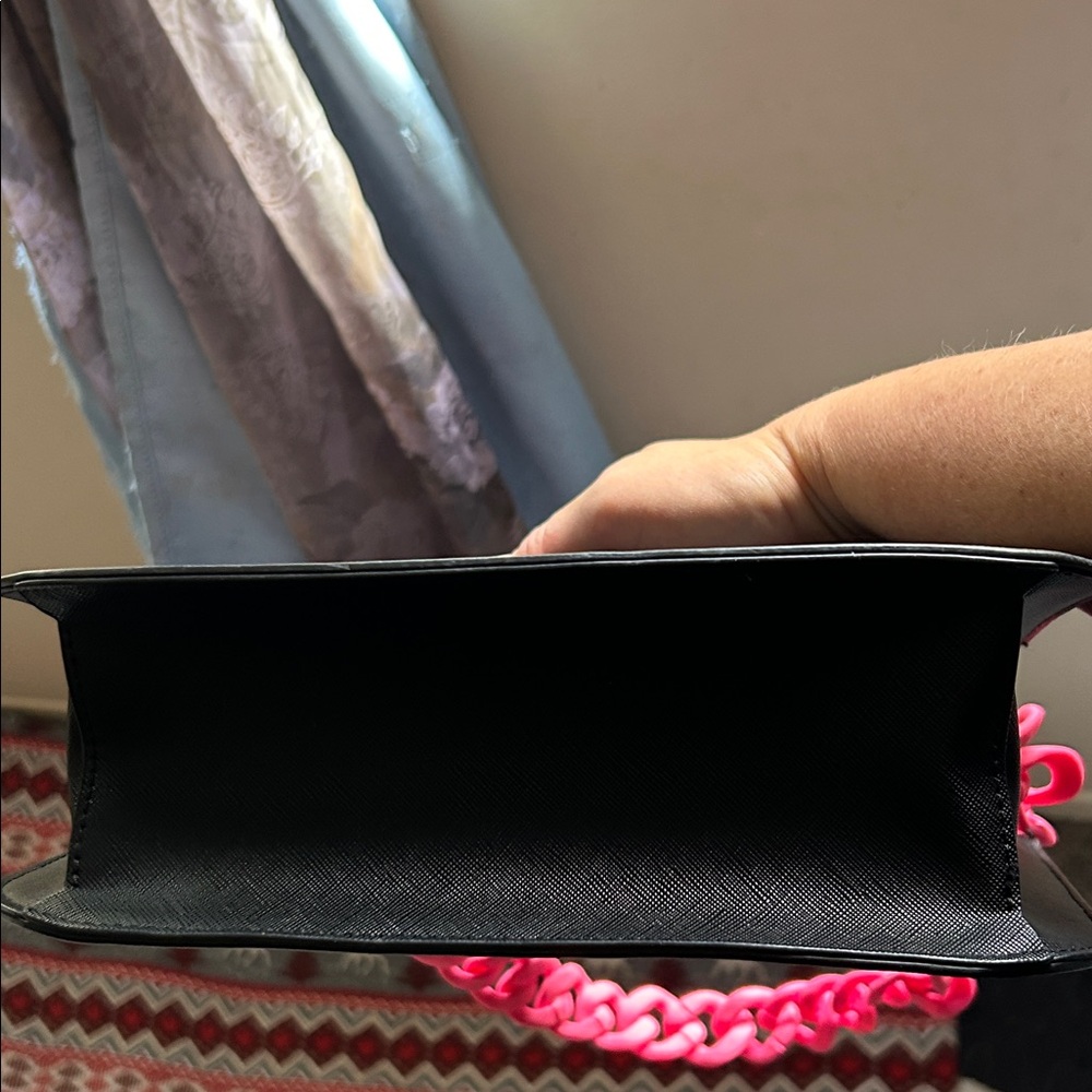 Chic Black Crossbody Bag with Pink Chain Strap - Picture 3 of 3